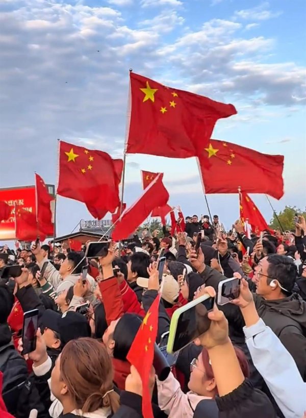 华霖资本 国庆长假结束泰山陪爬者晒业绩：80人团队接了200单，如不下雨单量估计要多四倍，年入30万只是噱头